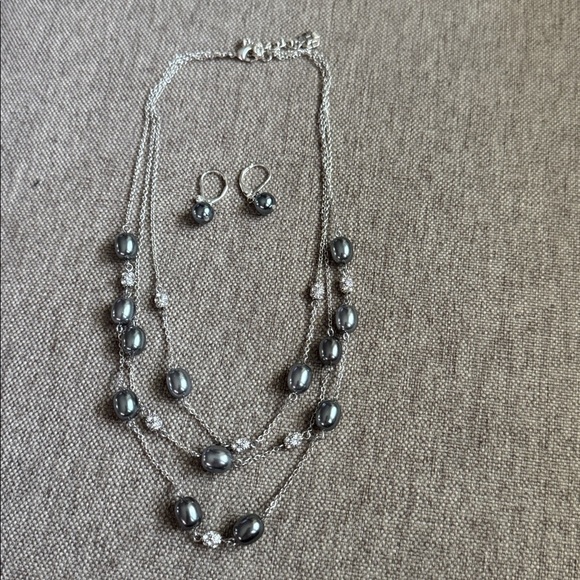 Jewelry - Elegant Black Pearl Necklace and Earring Set